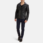 
Nero con Borchie Giacca Biker in Pelle da Uomo - Vista laterale che mostra il taglio ergonomico delle maniche