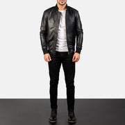 
Bomia Ma-1 Black Leather Bomber Jacket - Vista laterale che mostra il taglio ergonomico delle maniche
