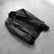 
Prospettiva indossata di Bomia Ma-1 Black Leather Bomber Jacket su modello - Drappeggio naturale alla luce del giorno
