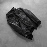
Prospettiva indossata di Bouncer Biz Black Leather Hooded Bomber Jacket su modello - Drappeggio naturale alla luce del giorno