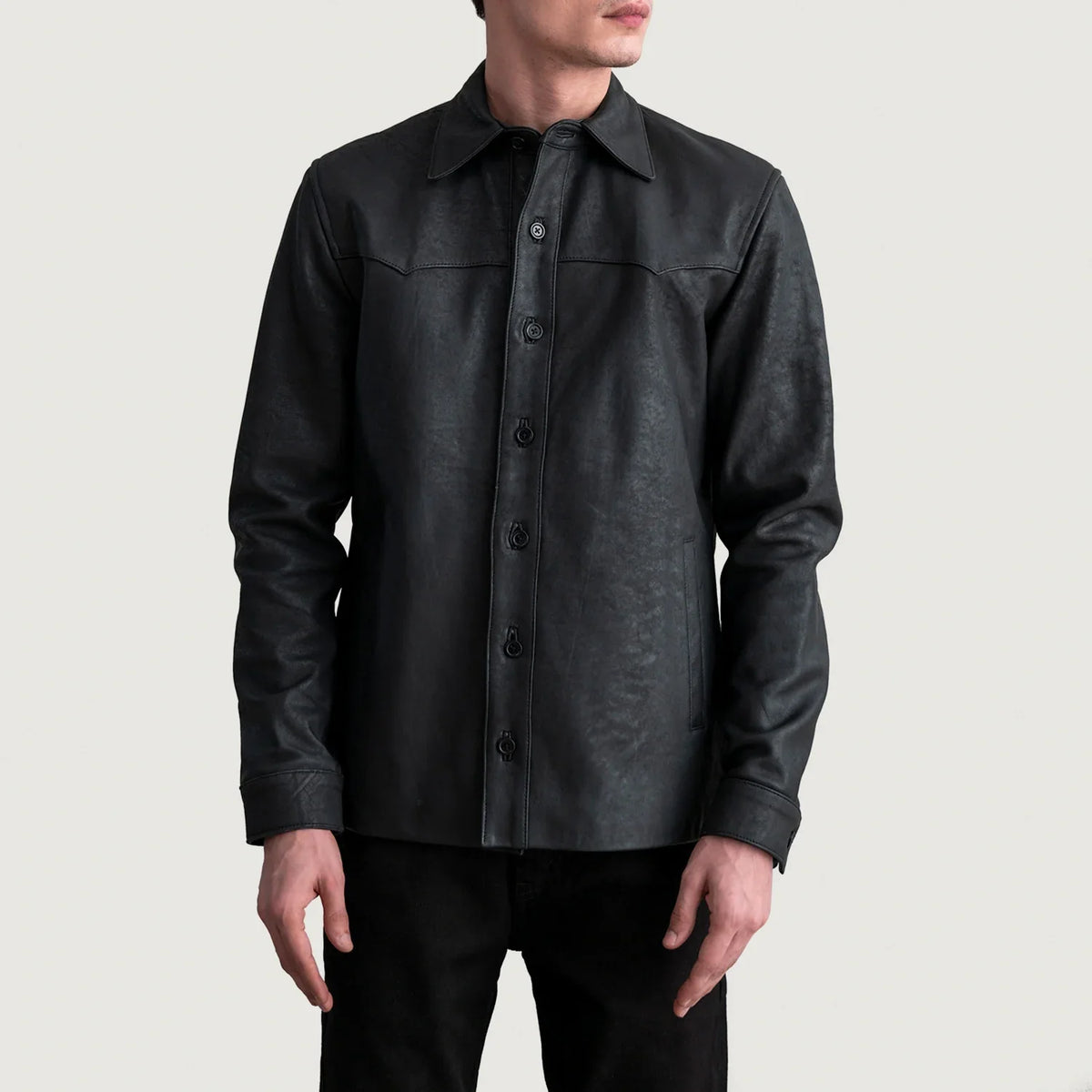 
Bronco Tumbled Nero Leather Shirt da Uomo - Vista laterale che mostra il taglio ergonomico delle maniche