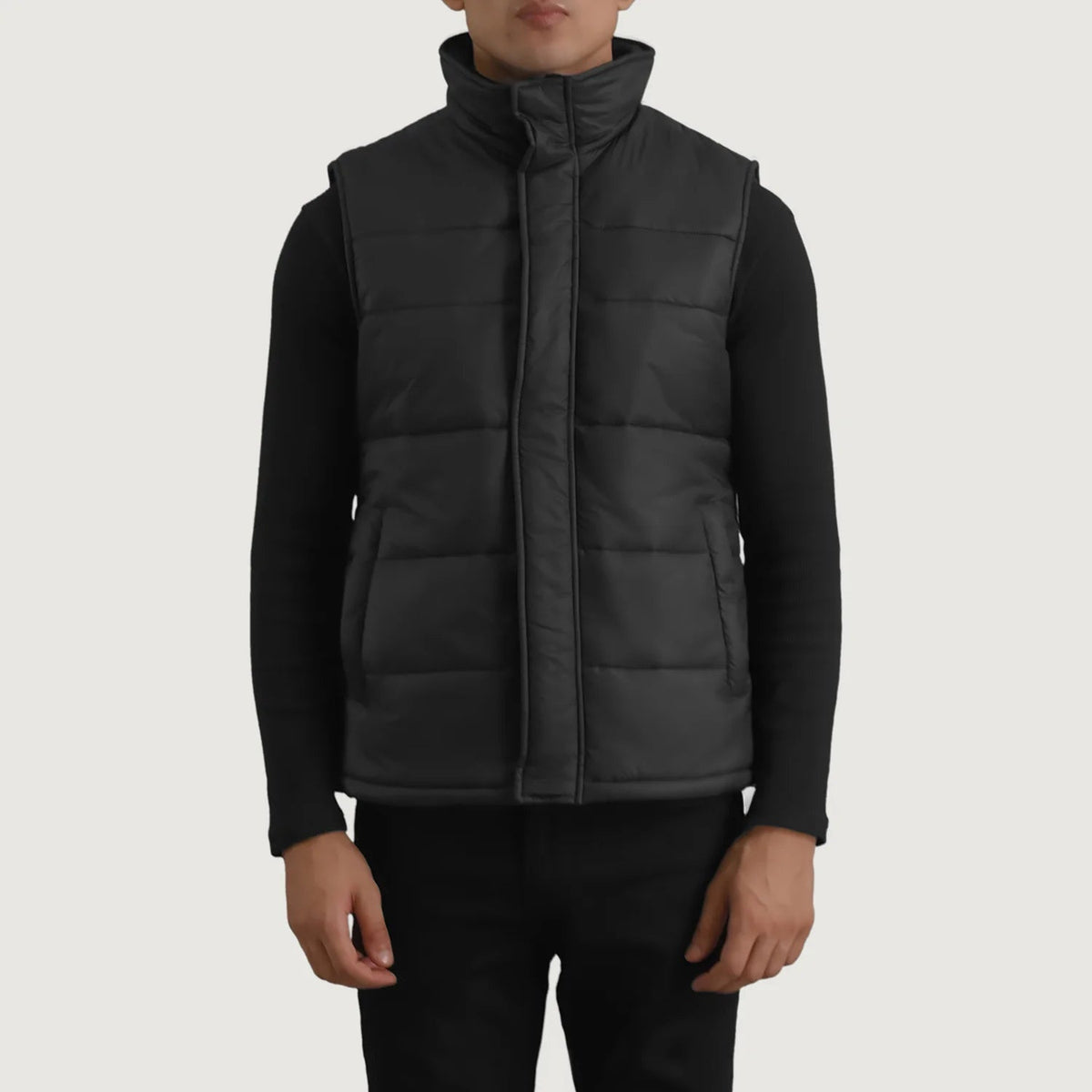 Dettaglio ravvicinato of Classic Collar &amp; Zipper With Placket Hardware on Bryan Nero Puffer Vest da Uomo