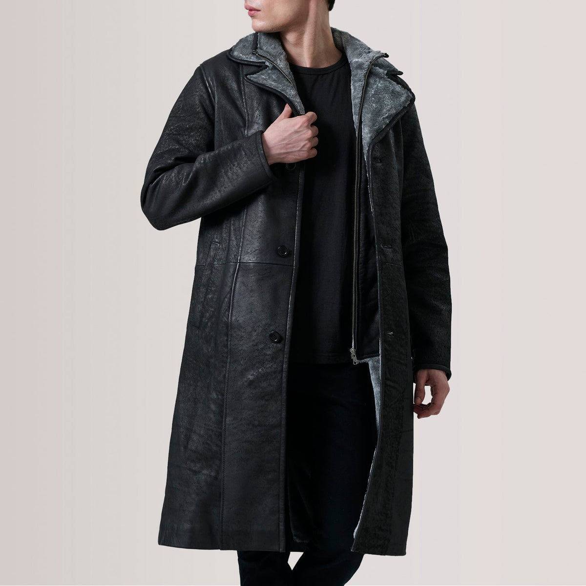 
Cai Nero Invecchiato Leather Shearling Cappotto in Pelle da Uomo For Men in Distressed Black Sheepskin Snuffed - Vista frontale e silhouette sartoriale | Acquista online