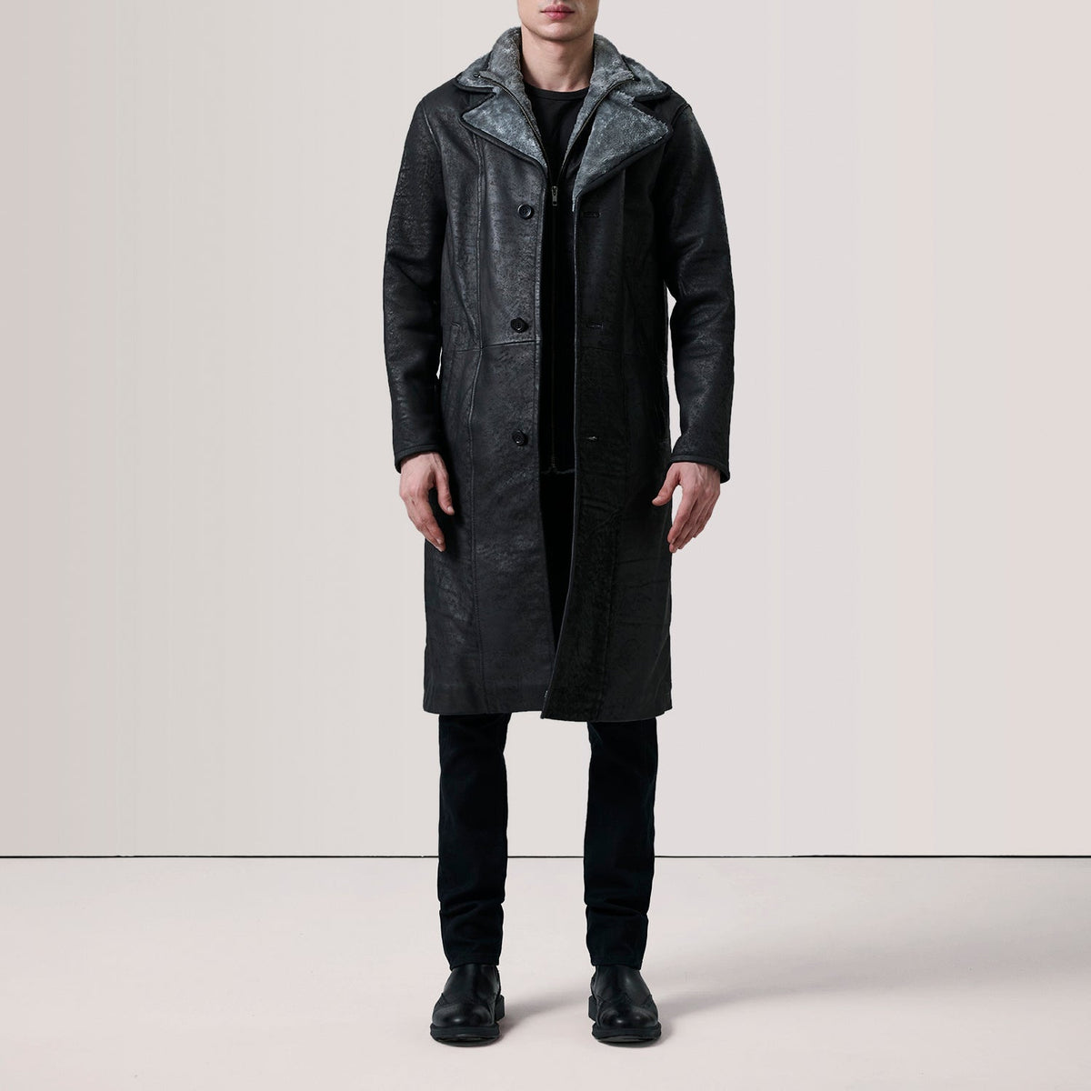
Distressed Black Sheepskin Snuffed Aviator Jacket - Vista posteriore con spalle definite e orlo pulito