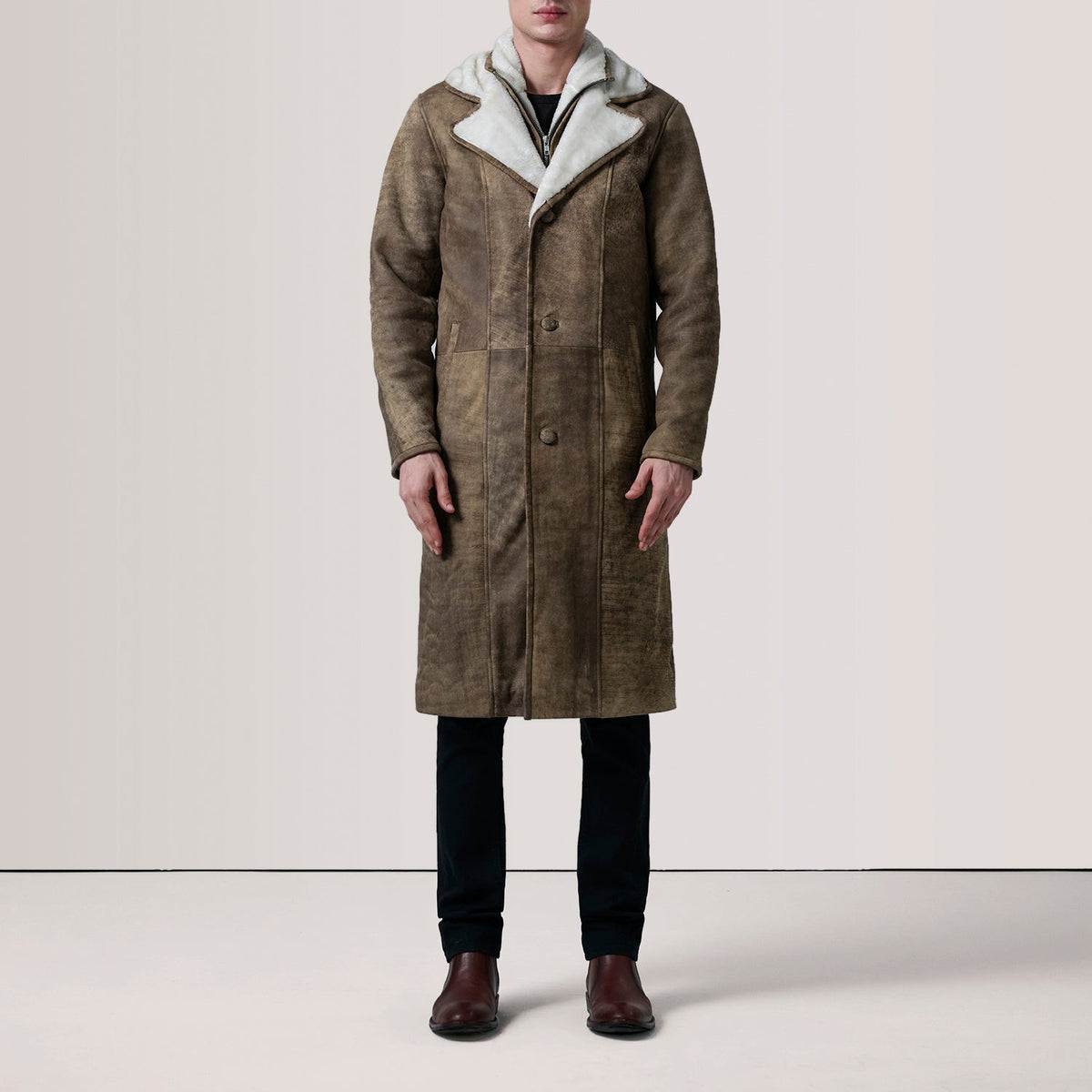 Distressed Brown Sheepskin Snuffed Aviator Jacket - Vista posteriore con spalle definite e orlo pulito