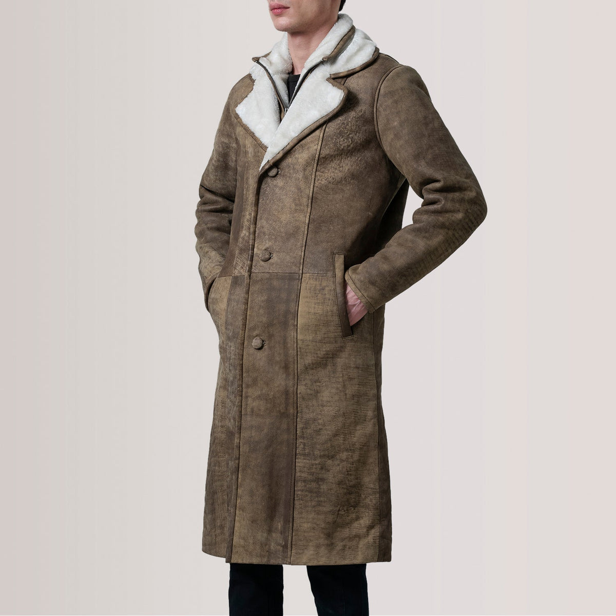 Cai Distressed Brown Leather Shearling Coat For Men - Vista laterale che mostra il taglio ergonomico delle maniche