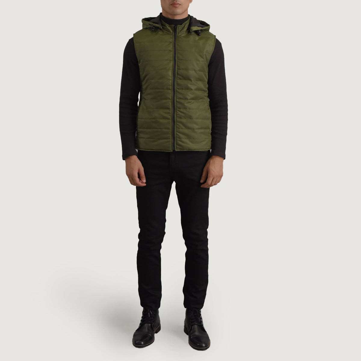 
Carlo Verde Gilet imbottito con cappuccio da Uomo - Vista laterale che mostra il taglio ergonomico delle maniche