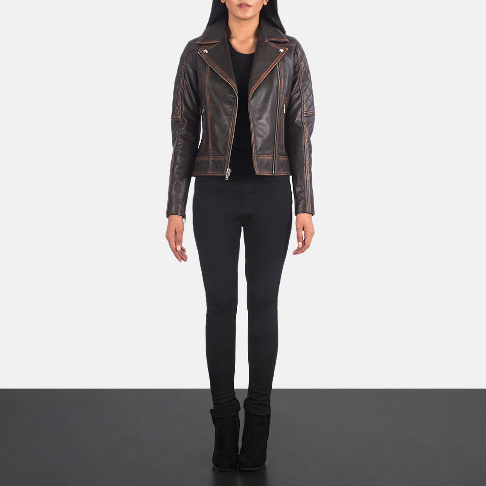 
Carolyn Quilted Vintage Brown Biker Jacket - Vista laterale che mostra il taglio ergonomico delle maniche