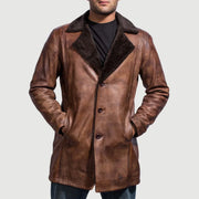 
Cannella Distressed Leather Fur Cappotto in Pelle da Uomo - Vista laterale che mostra il taglio ergonomico delle maniche
