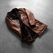 
Prospettiva indossata di Cannella Distressed Leather Fur Cappotto in Pelle da Uomo su modello - Drappeggio naturale alla luce del giorno