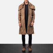 
Classic Marrone Leather Duster da Uomo in Distressed Brown Sheepskin Snuffed - Vista frontale e silhouette sartoriale | Acquista online