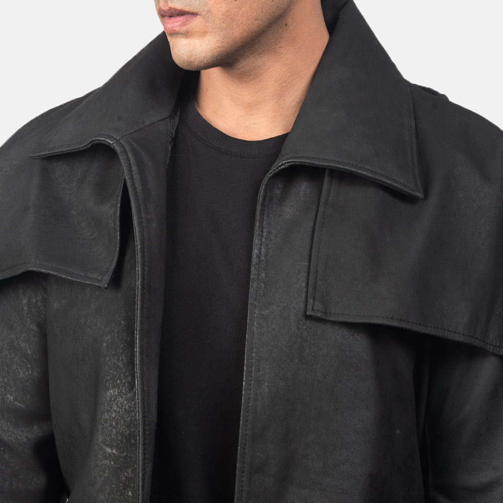 
Dettaglio ravvicinato of Classic Collar & Heavy-Duty Zipper Hardware on Classic Nero Invecchiato Leather Duster da Uomo