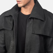 
Dettaglio ravvicinato of Classic Collar & Heavy-Duty Zipper Hardware on Classic Nero Invecchiato Leather Duster da Uomo
