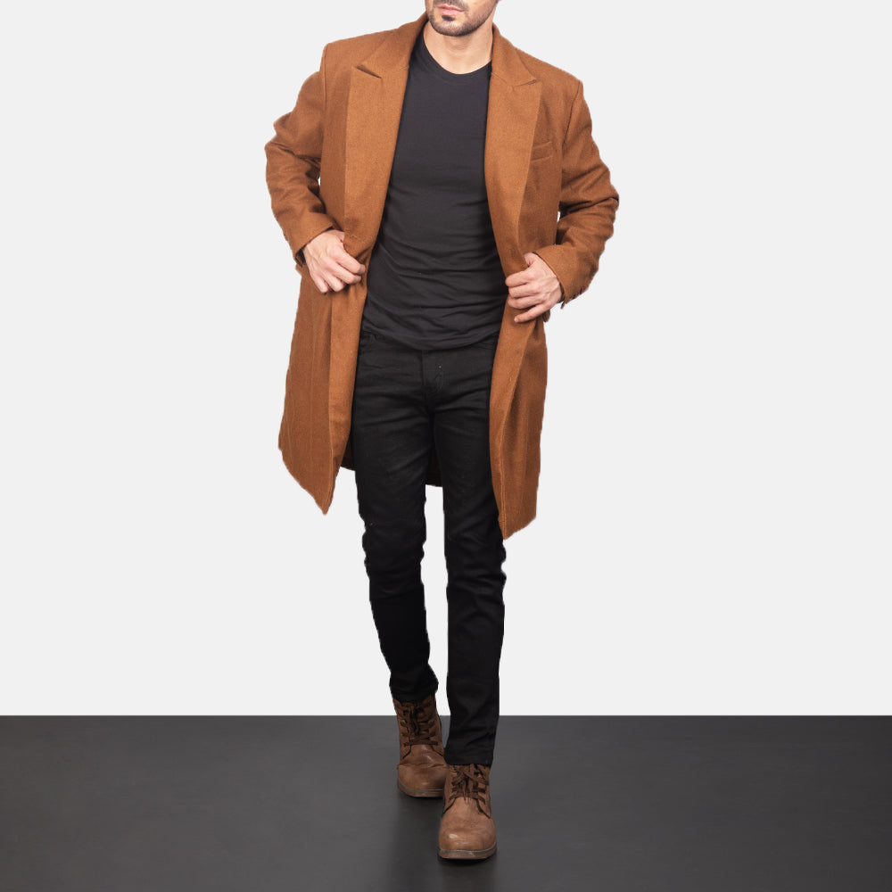 Dettaglio ravvicinato of Notch &amp; Button Hardware on Men's Claud Khaki Wool Double Breasted Coat