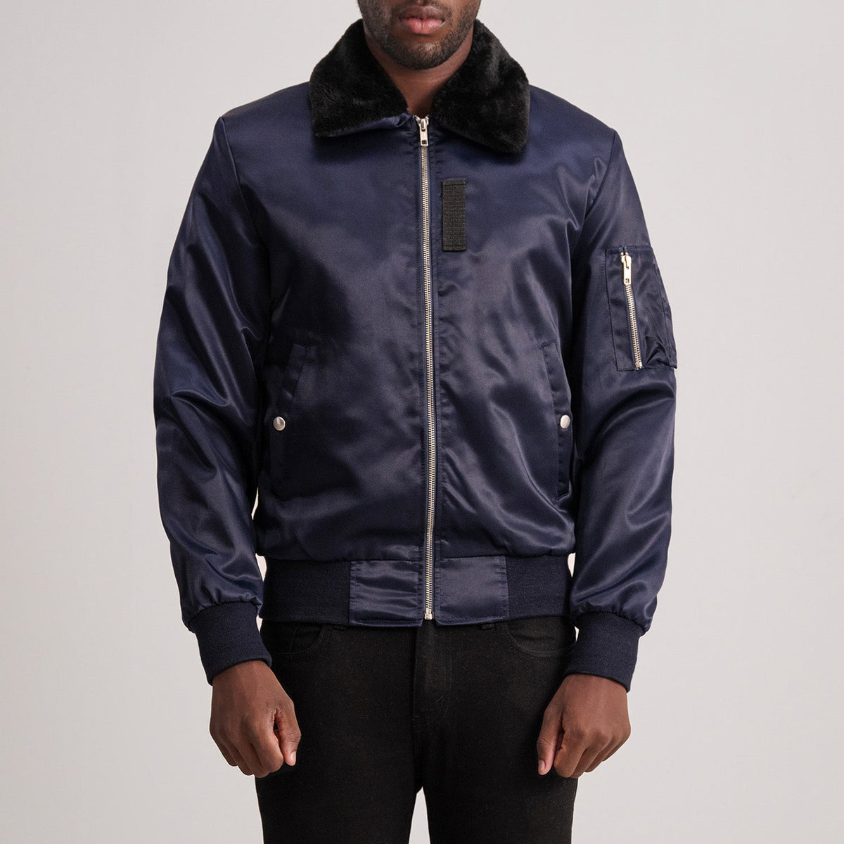
Clyde B-15 Blu Bomber in Pelle da Uomo in Blue Satin - Vista frontale e silhouette sartoriale | Acquista online