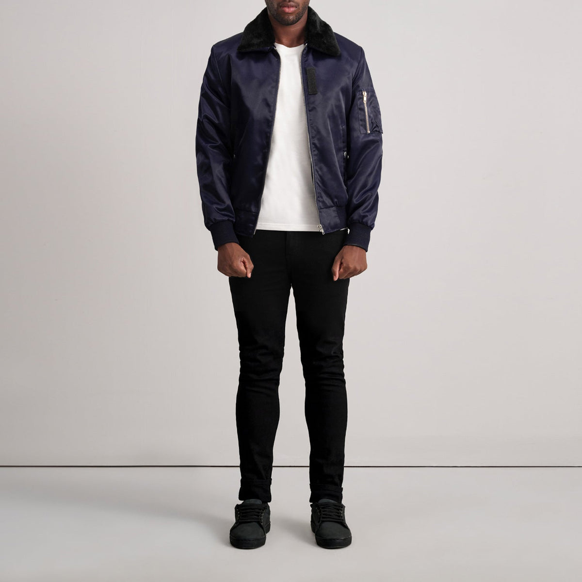 
Dettaglio ravvicinato of Removable faux fur collar & Zipper Hardware on Clyde B-15 Blu Bomber in Pelle da Uomo
