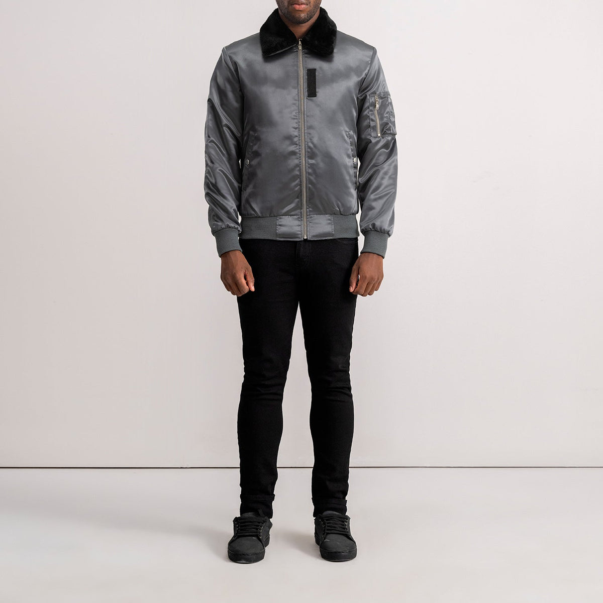 Dettaglio ravvicinato of Removable faux fur collar &amp; Zipper Hardware on Clyde B-15 Grey Bomber Jacket
