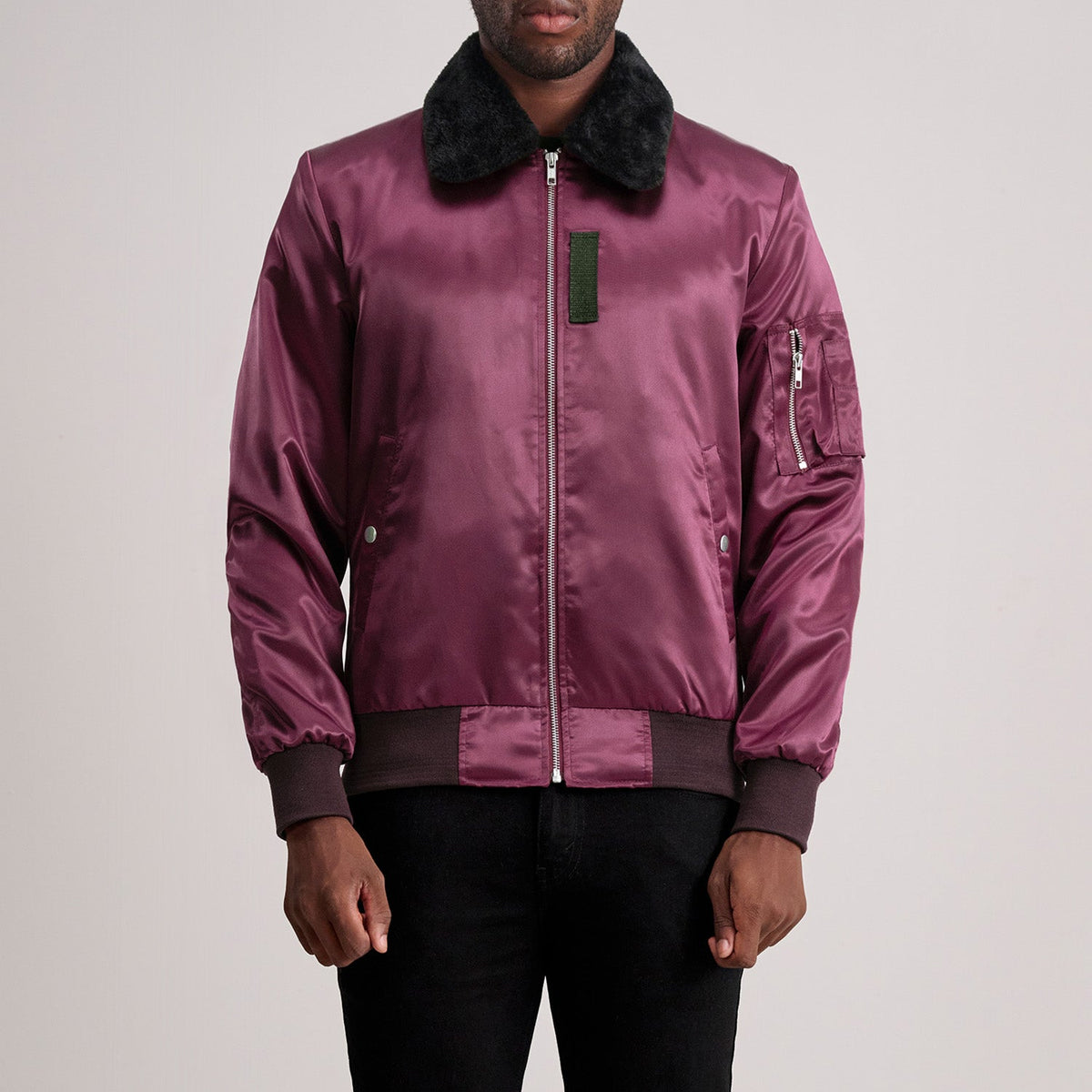 Clyde B-15 Bordeaux Bomber in Pelle da Uomo in Maroon Satin - Vista frontale e linea su misura | Acquista online