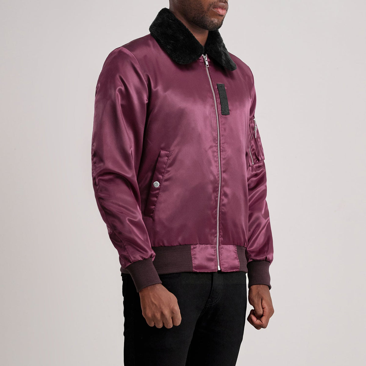 Maroon Satin Bomber Jacket - Vista posteriore con spalle sartoriali e orlo pulito