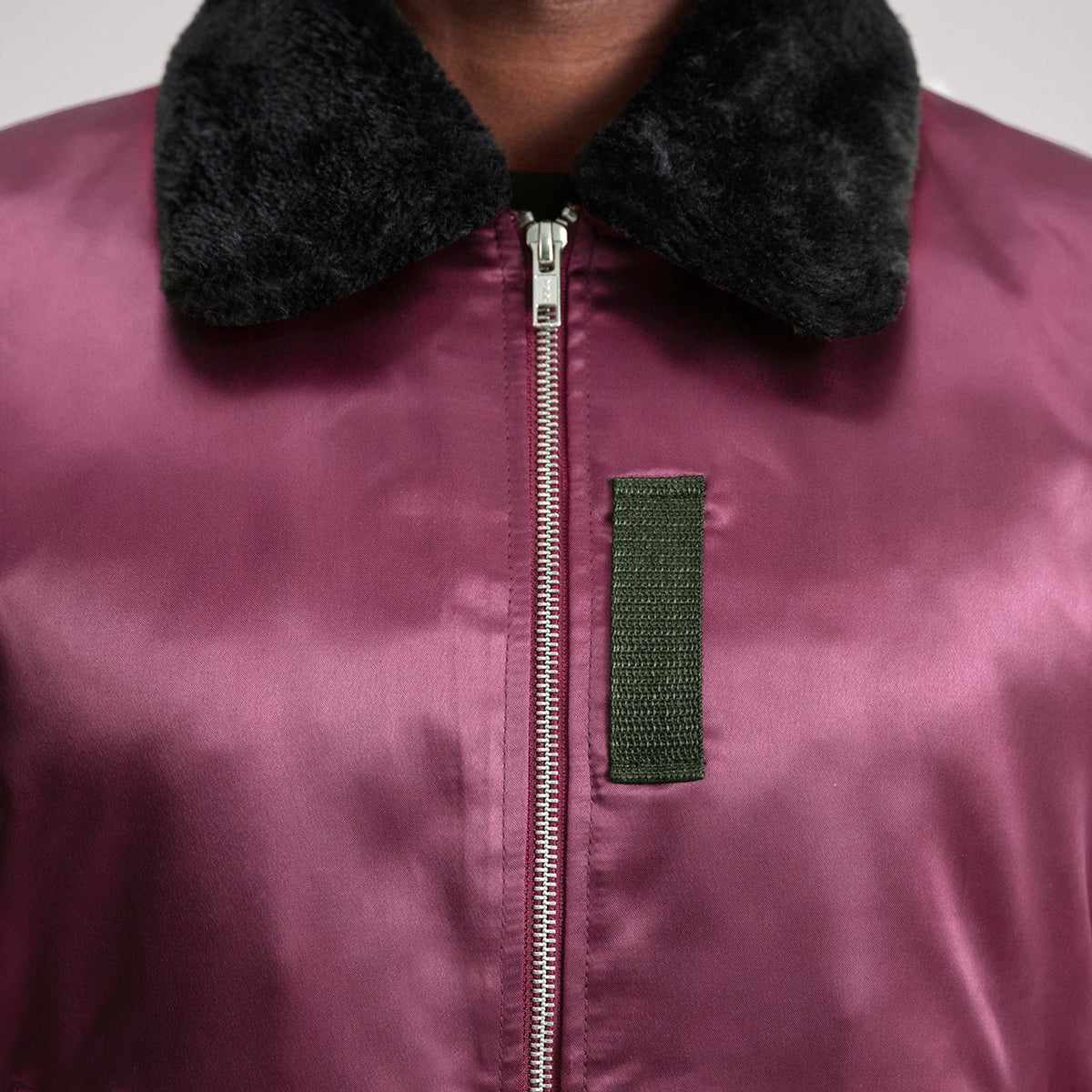 Vista interna Showing Quilted Polyester Lining &amp; Due tasche interne funzionali