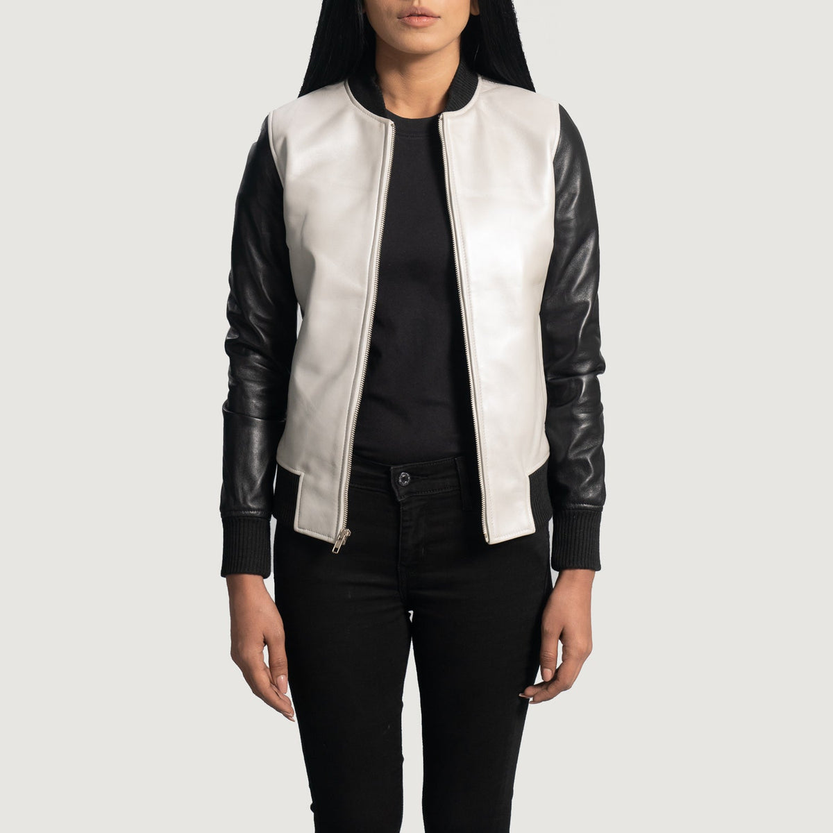 
Cole Silver Bomber in Pelle da Donna - Vista laterale che mostra il taglio ergonomico delle maniche