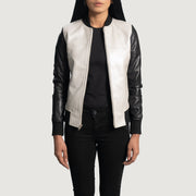 
Cole Silver Bomber in Pelle da Donna - Vista laterale che mostra il taglio ergonomico delle maniche