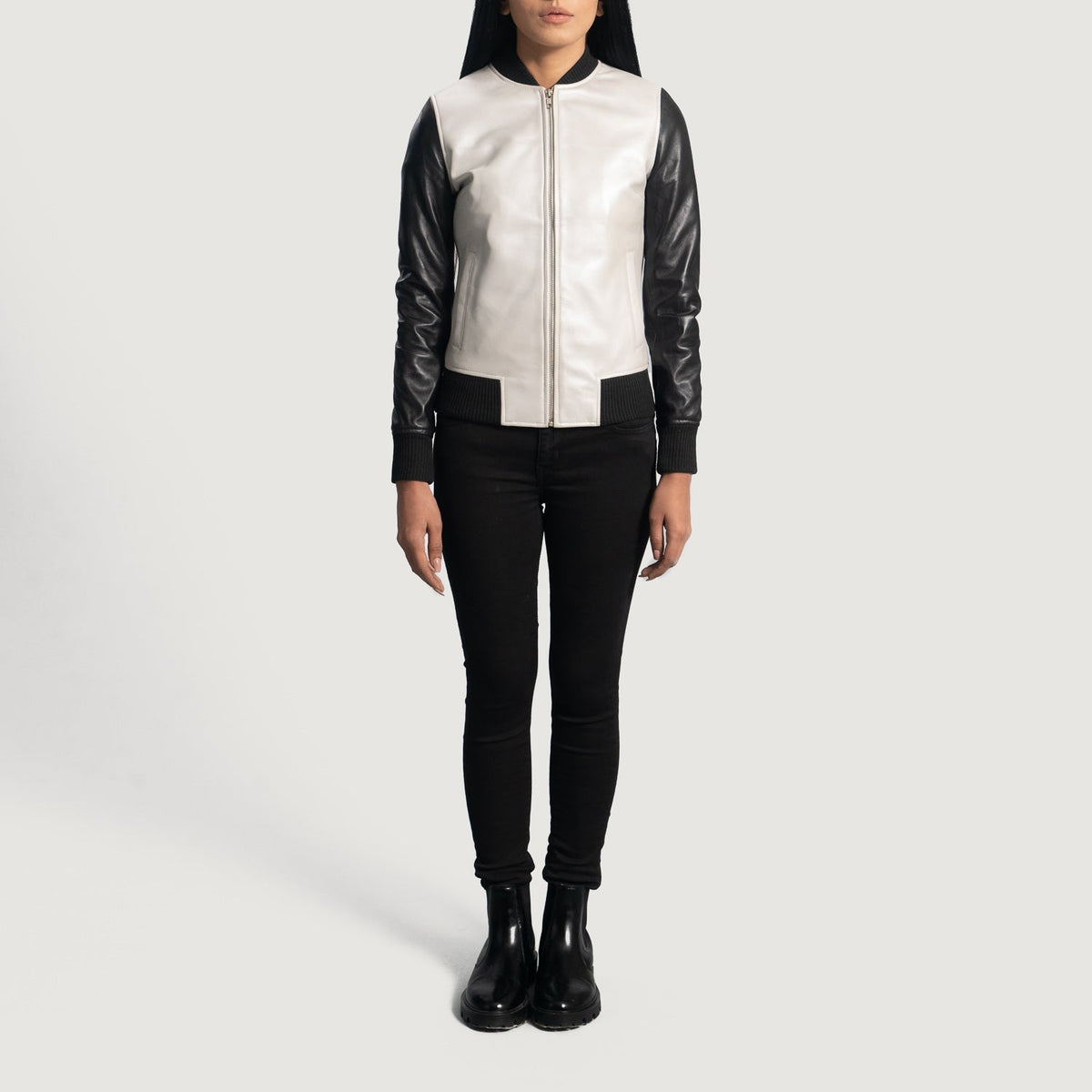 
Dettaglio ravvicinato of Varsity & Zipper Hardware on Cole Silver Bomber in Pelle da Donna