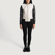 
Dettaglio ravvicinato of Varsity & Zipper Hardware on Cole Silver Bomber in Pelle da Donna
