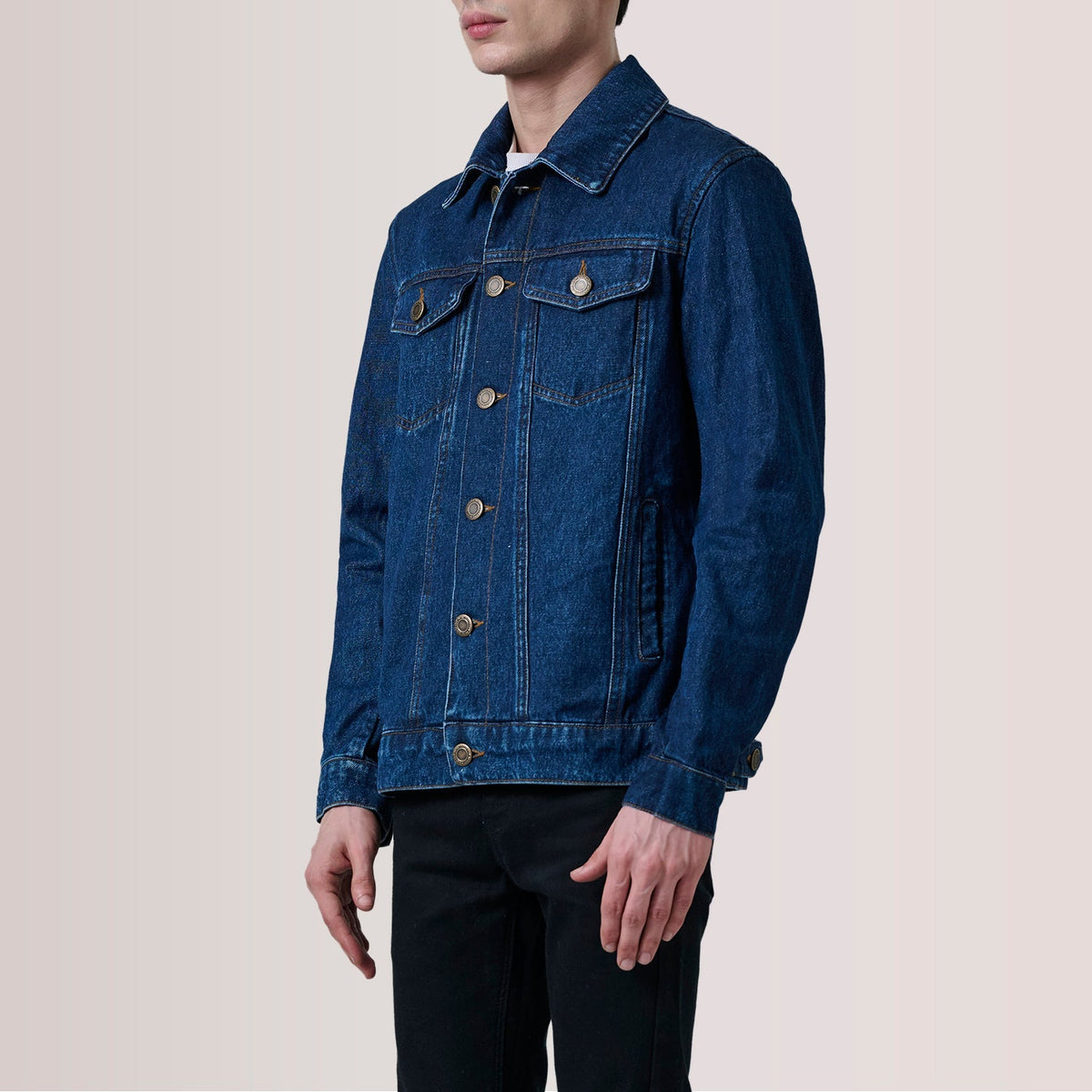 
Conard Dark Blu Denim Trucker Giacca in Pelle da Uomo For Men - Vista laterale che mostra il taglio ergonomico delle maniche