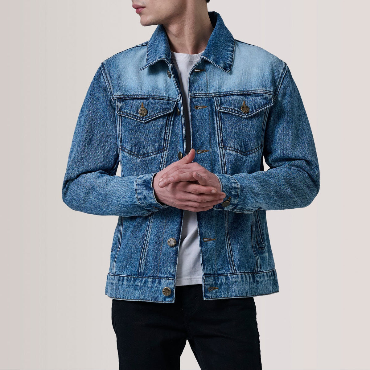 
Conard Ice Blu Denim Trucker Giacca in Pelle da Uomo For Men in Ice Blue Full-Grain Leather - Vista frontale e silhouette sartoriale | Acquista online