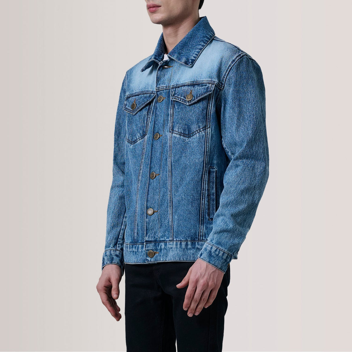 
Conard Ice Blu Denim Trucker Giacca in Pelle da Uomo For Men - Vista laterale che mostra il taglio ergonomico delle maniche