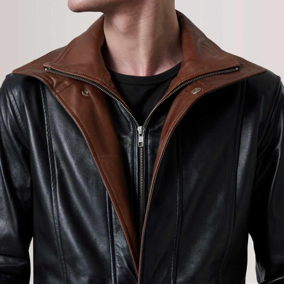 Vista interna Showing Quilted Polyester Lining &amp; Dual Inside Utility Storage Pockets