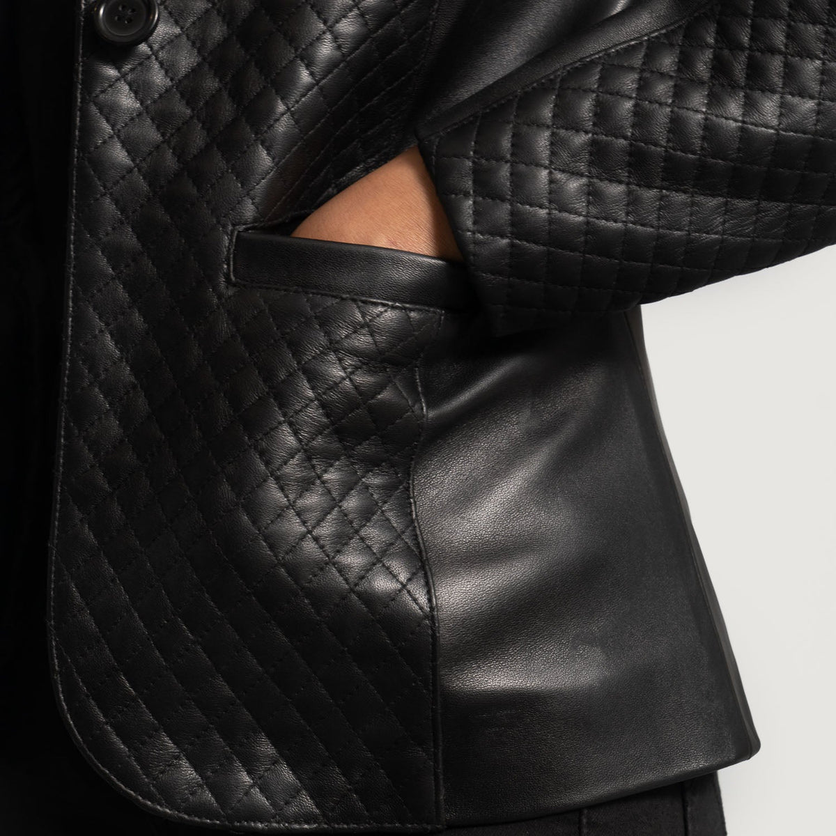 Dettaglio ravvicinato of Notch &amp; Button Hardware on Women's Cora Trapuntato Nero Blazer in Pelle in Pelle da Donna