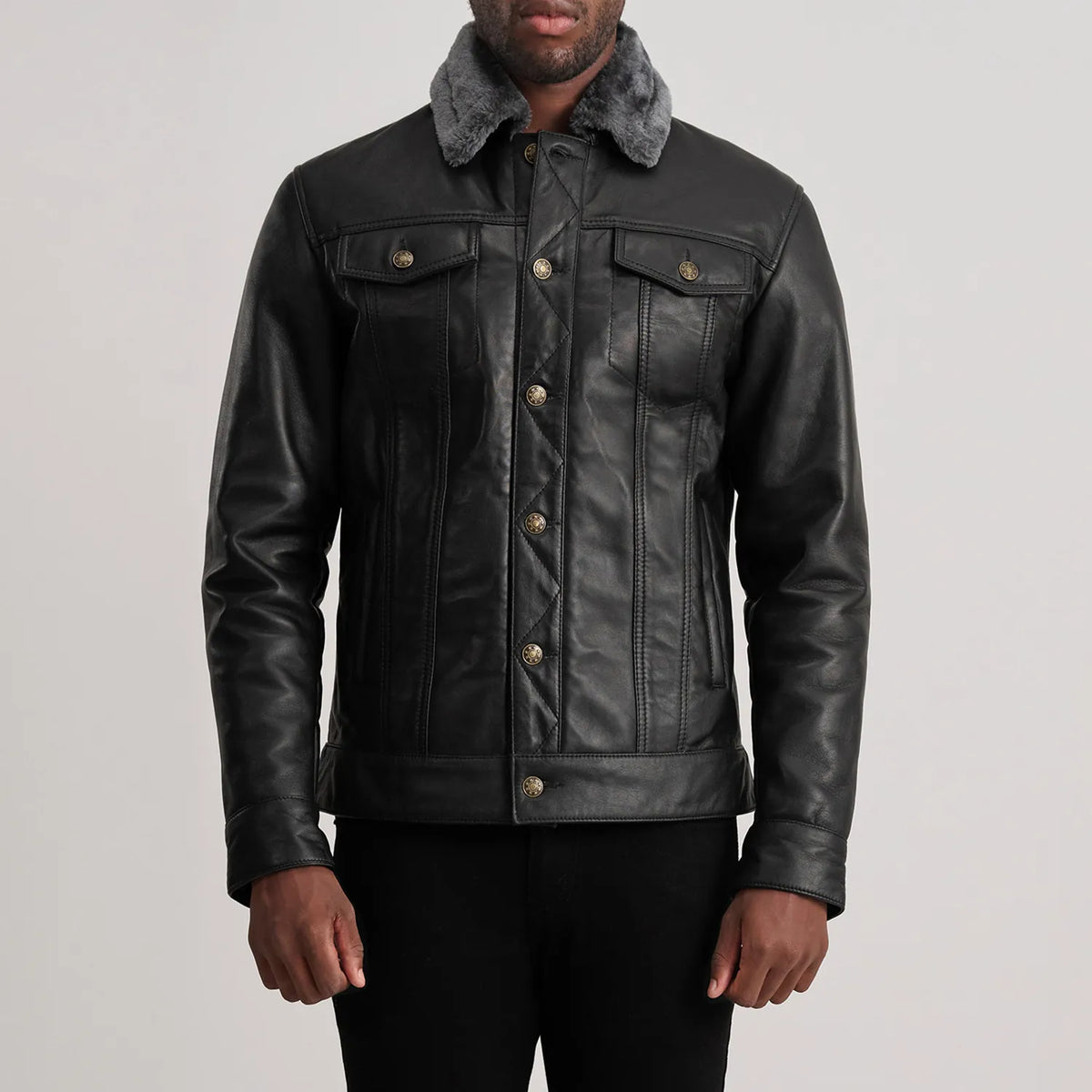 Dettaglio ravvicinato of Classic Collar &amp; Button Hardware on Dallis Nero Leather Shearling Trucker Giacca in Pelle da Uomo