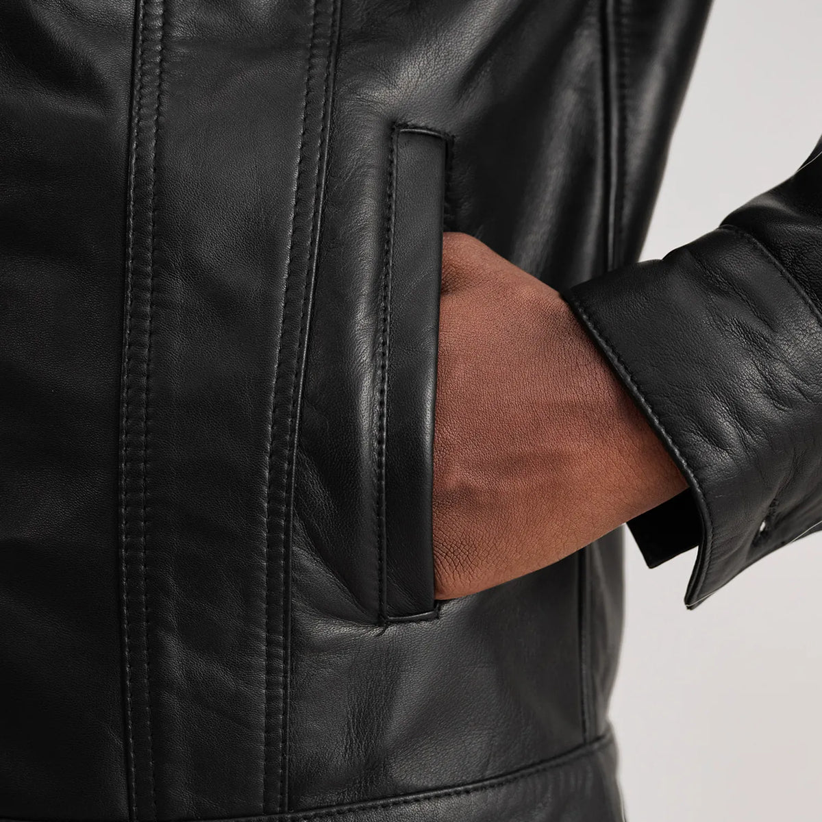 Vista interna Showing Fully Faux Fur Lined &amp; Dual Inside Utility Storage Pockets