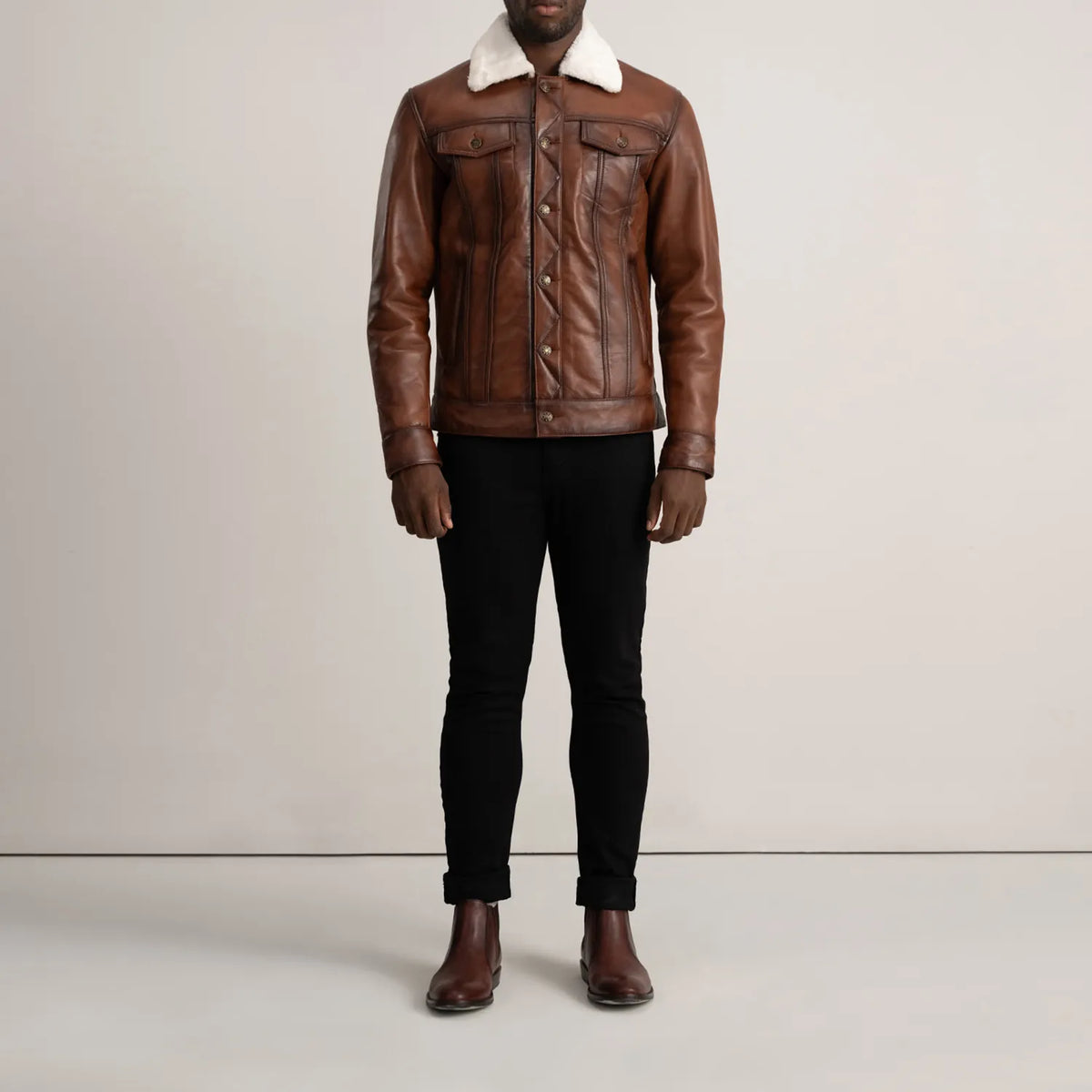 
Dallis Marrone Leather Shearling Trucker Giacca in Pelle da Uomo - Vista laterale che mostra il taglio ergonomico delle maniche