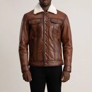 
Dettaglio ravvicinato of Classic Collar & Button Hardware on Dallis Marrone Leather Shearling Trucker Giacca in Pelle da Uomo
