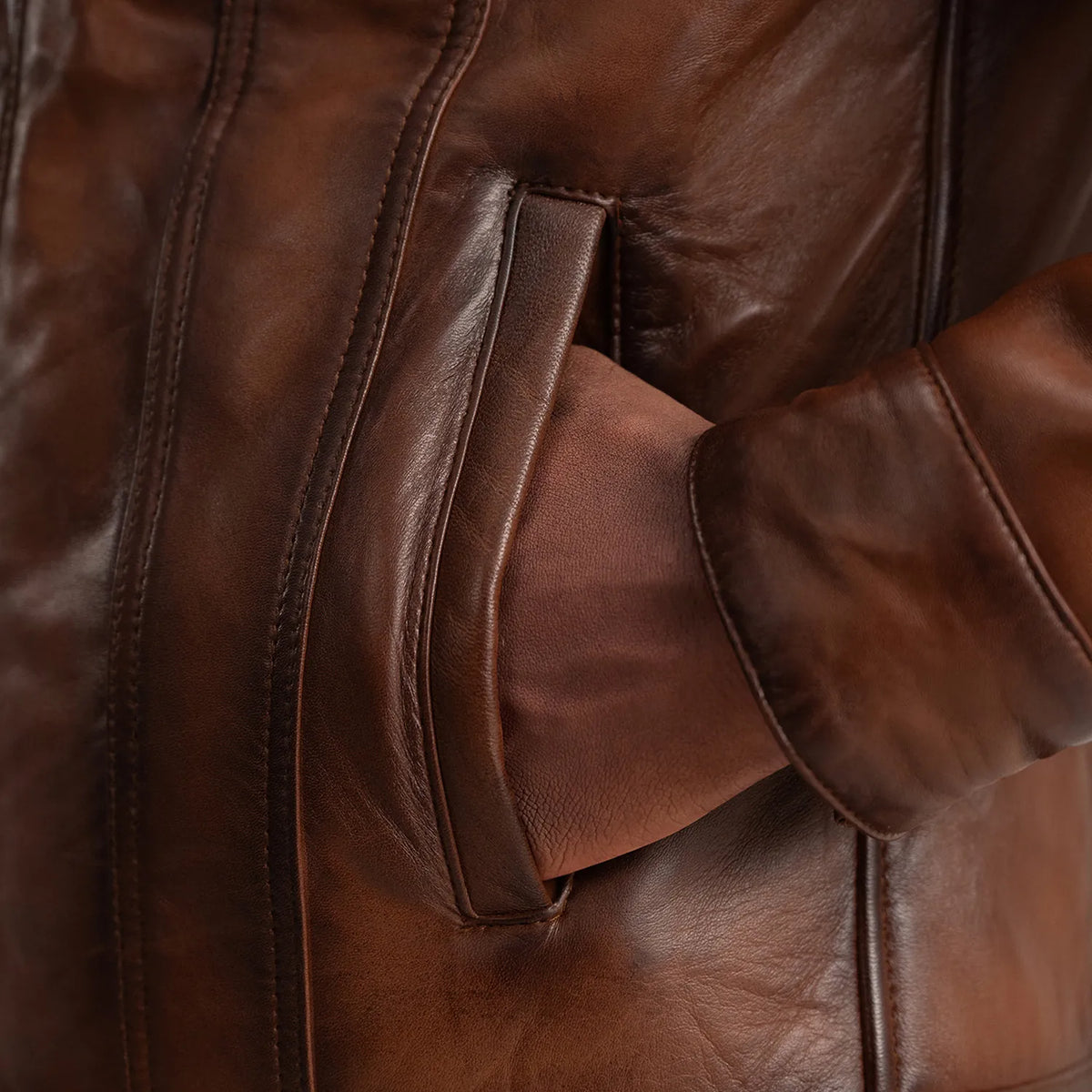 
Vista interna Showing Fully Faux Fur Lined & Due tasche interne funzionali