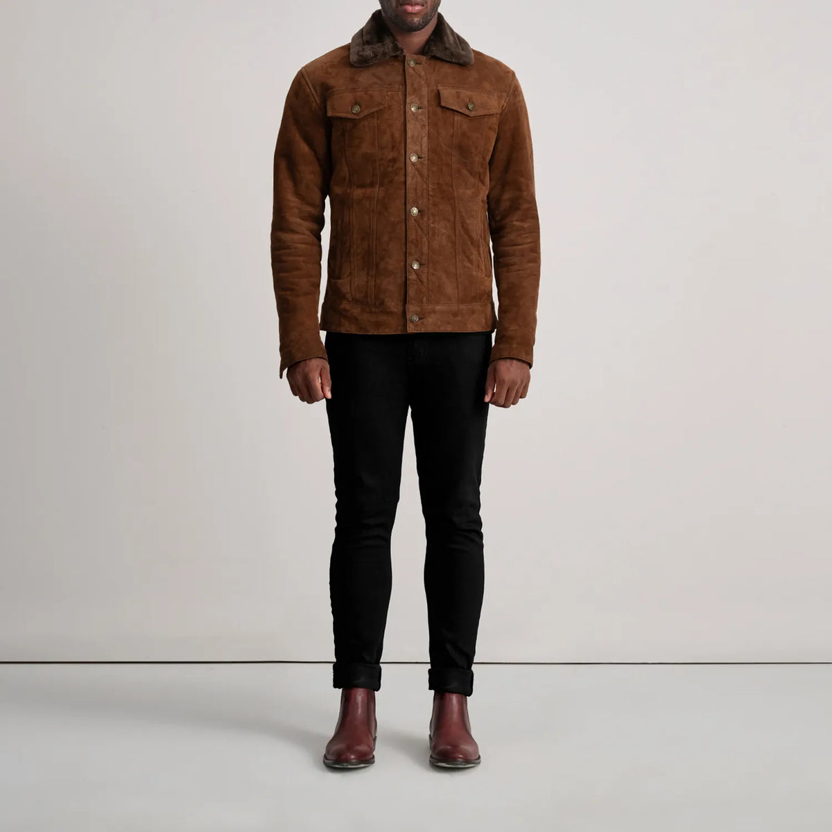 Dallis Marrone Suede Shearling Trucker Giacca in Pelle da Uomo - Lateral Side Profile View Showing Sleeve Cut &amp; Athletic Taper Fit
