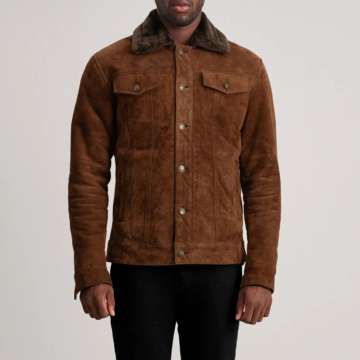Dettaglio ravvicinato of Classic Collar &amp; Button Hardware on Dallis Marrone Suede Shearling Trucker Giacca in Pelle da Uomo