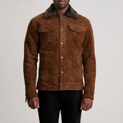 Dettaglio ravvicinato of Classic Collar &amp; Button Hardware on Dallis Marrone Suede Shearling Trucker Giacca in Pelle da Uomo
