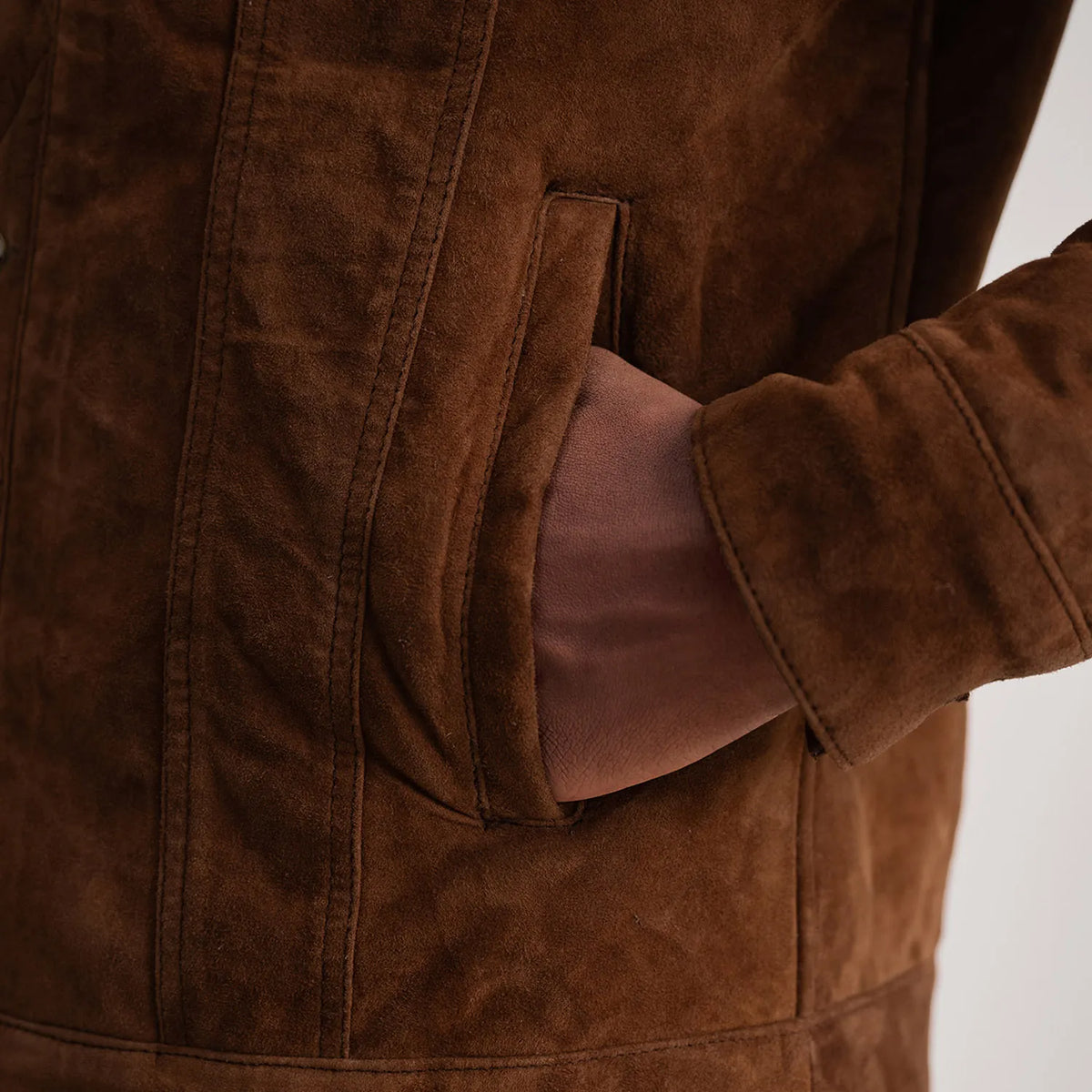 Vista interna Showing Fully Faux Fur Lined &amp; Dual Inside Utility Storage Pockets