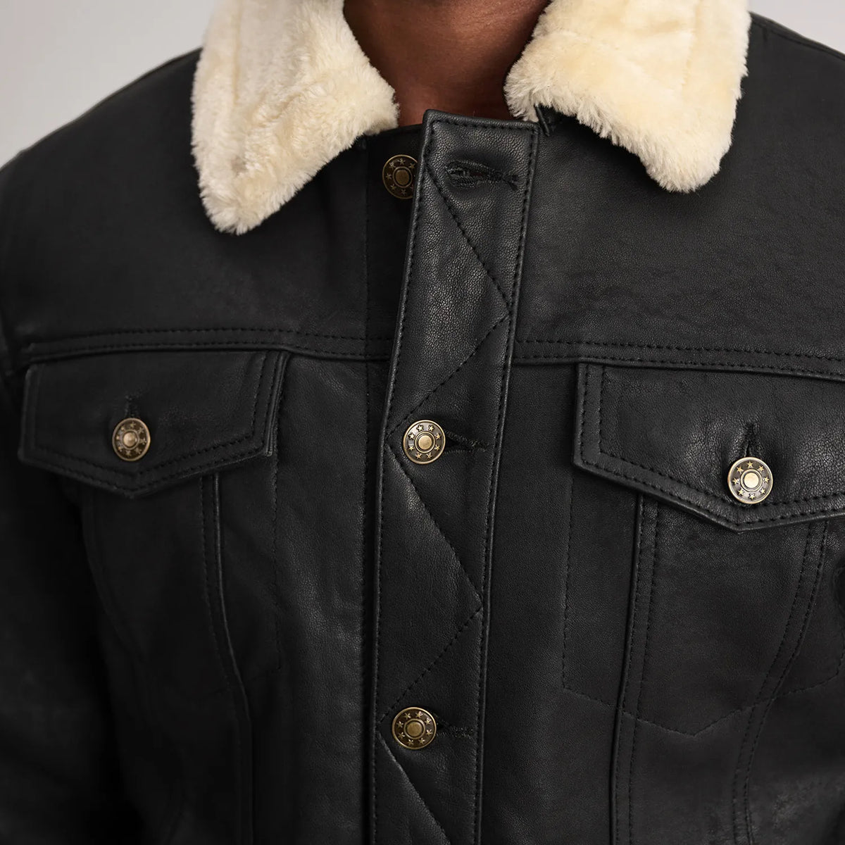 Vista interna Showing Fully Faux Fur Lined &amp; Dual Inside Utility Storage Pockets