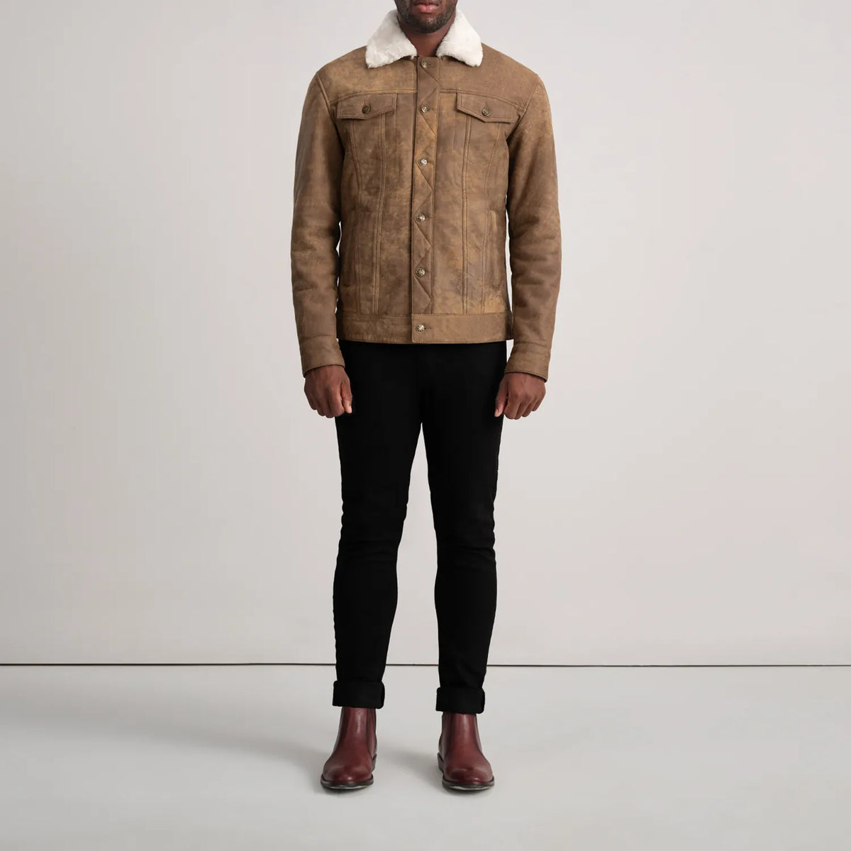 
Dallis Snuffed Brown Shearling Trucker Jacket - Vista laterale che mostra il taglio ergonomico delle maniche