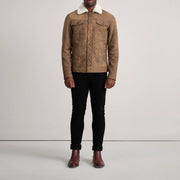
Dallis Snuffed Brown Shearling Trucker Jacket - Vista laterale che mostra il taglio ergonomico delle maniche