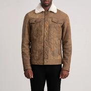
Dettaglio ravvicinato of Classic Collar & Button Hardware on Dallis Snuffed Brown Shearling Trucker Jacket