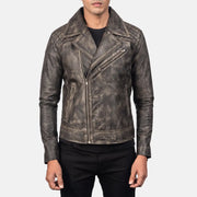 
Dettaglio artigianale dell'orlo su Danny Quilted Brown Leather Biker Jacket