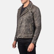 
Prospettiva indossata di Danny Quilted Brown Leather Biker Jacket su modello - Drappeggio naturale alla luce del giorno