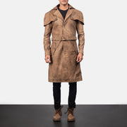 Dettaglio ravvicinato of Classic Collar &amp; Buttons + Belt Hardware on Men's Deux Marrone Leather Duster da Uomo