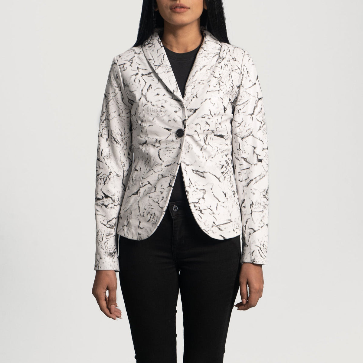 
Donna Blake Bianco Blazer in Pelle in Pelle da Donna in White Sheepskin Dip &Amp; Dye - Vista frontale e silhouette sartoriale | Acquista online